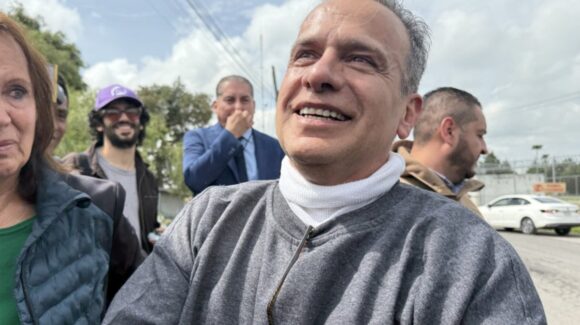 Recupera su libertad: Israel Vallarta sale del penal, tras casi 20 años sin sentencia (imágenes)