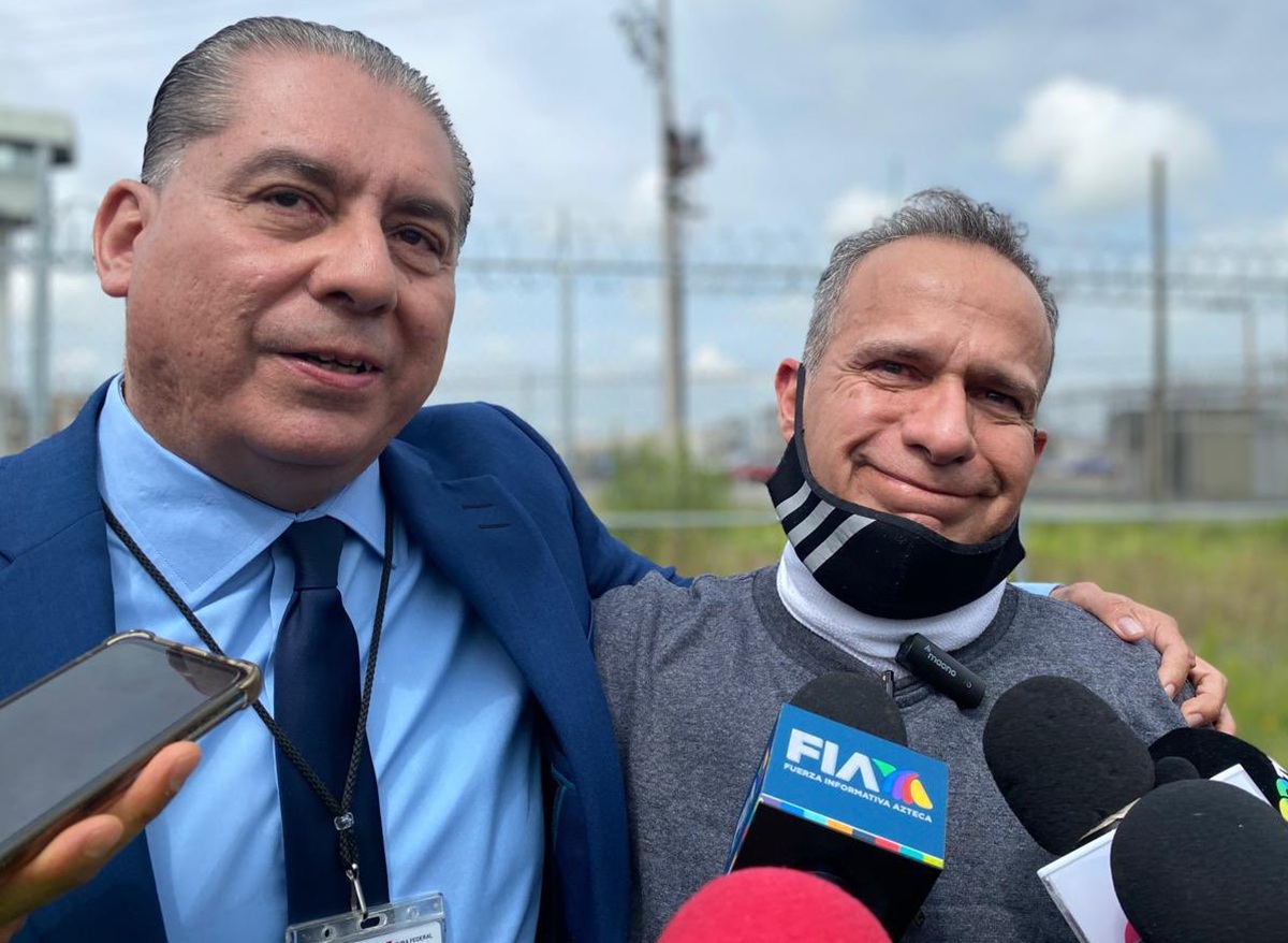 Israel Vallarta al salir del penal del Altiplano
