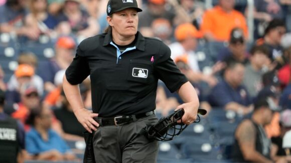 ¡Histórica! Jen Pawol es la primera mujer ampáyer en MLB
