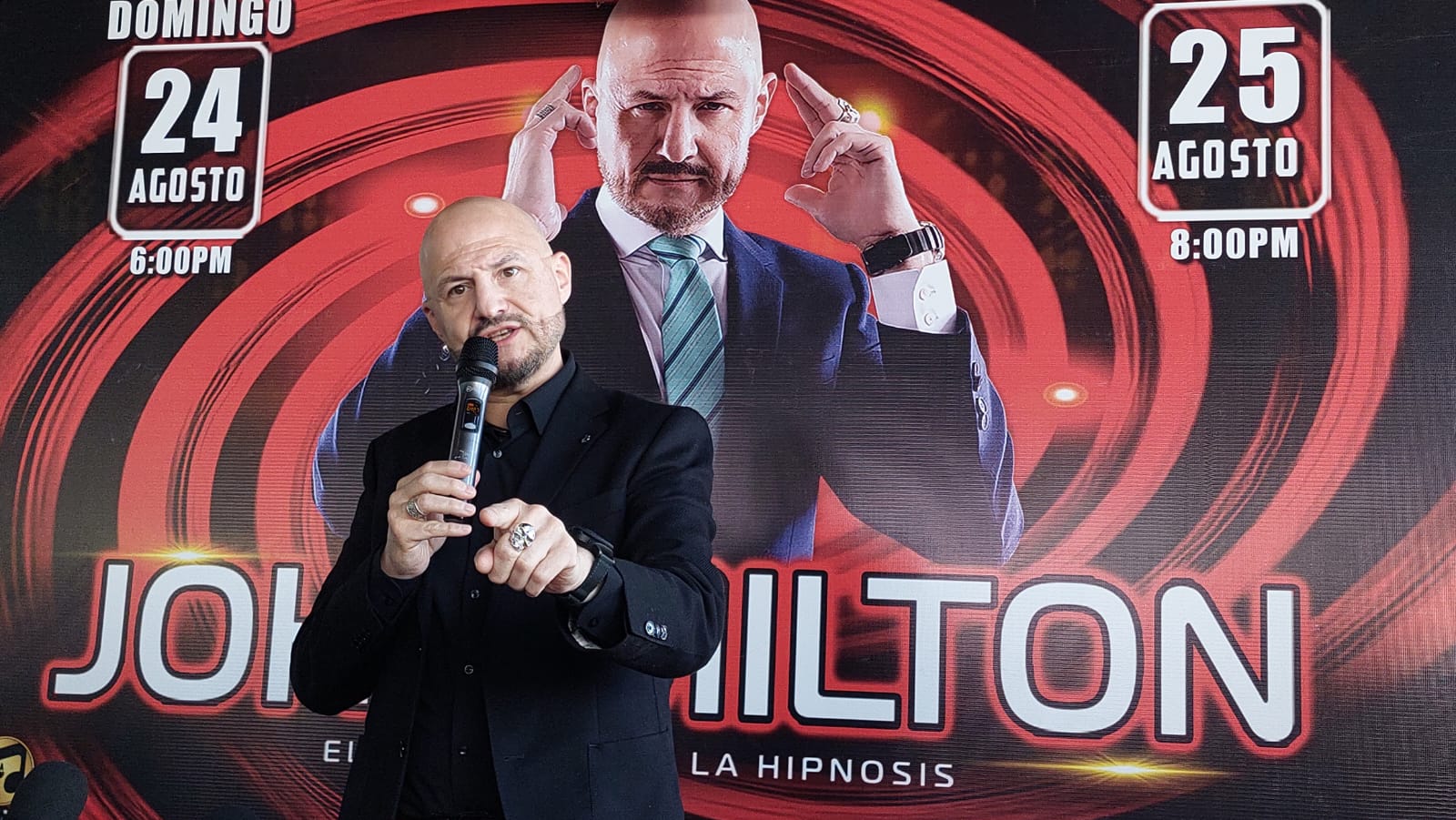 John Milton regresa con su show de hipnosis a Los Mochis
