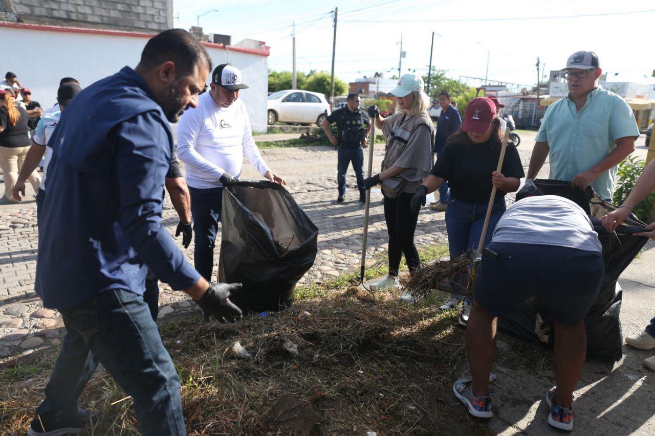 voluntarios realizan limpieza de de calles