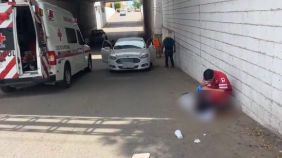 Joven cae de un puente desnivel sobre la México 15, en Guasave y resulta lesionado