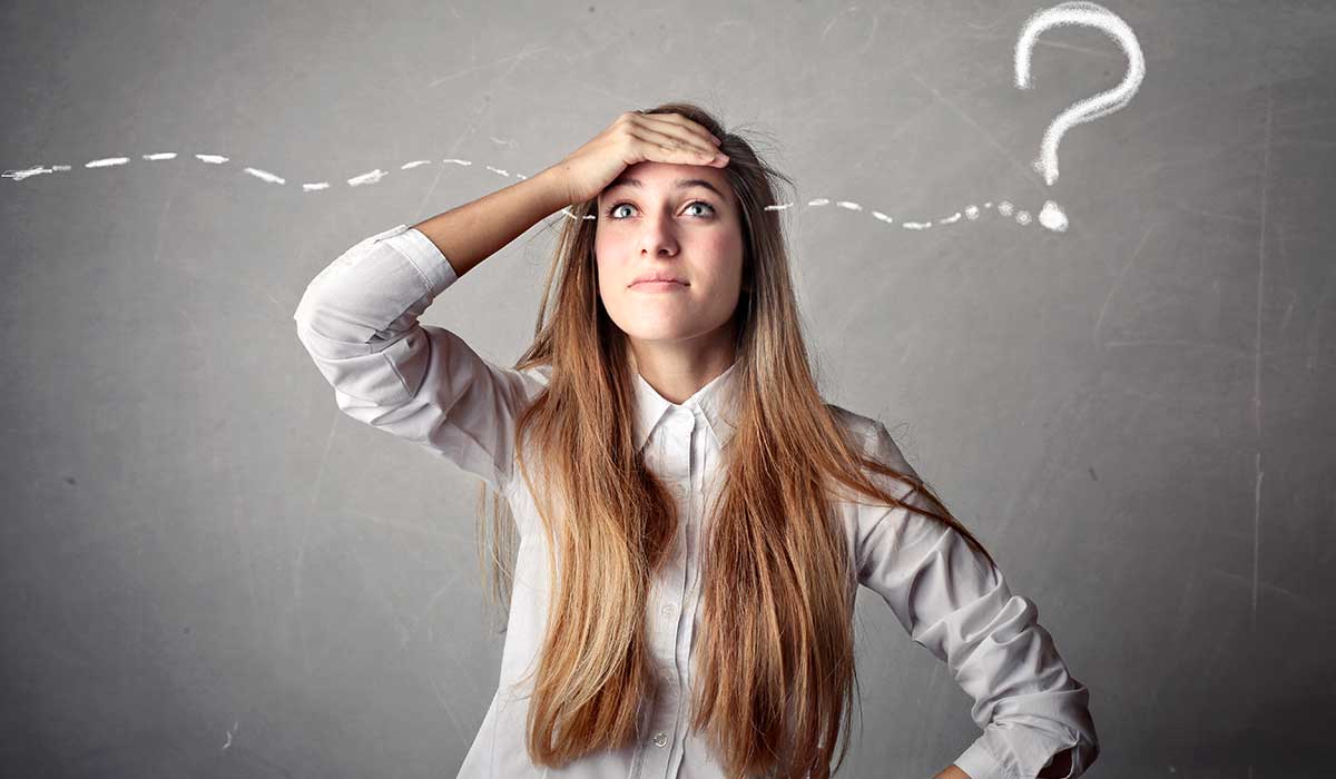 Joven mujer con un signo de interrogación
