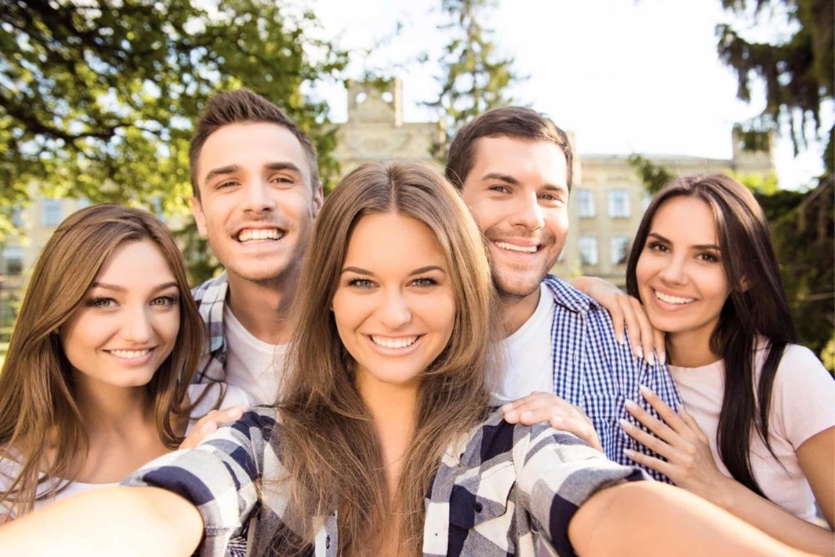 Día de la Juventud. Grupo de jóvenes sonriente
