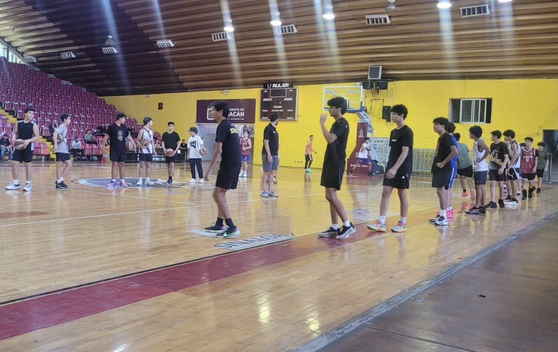 jóvenes en el Polideportivo Juan S Millán en tryout de Caballeros de Culiacán