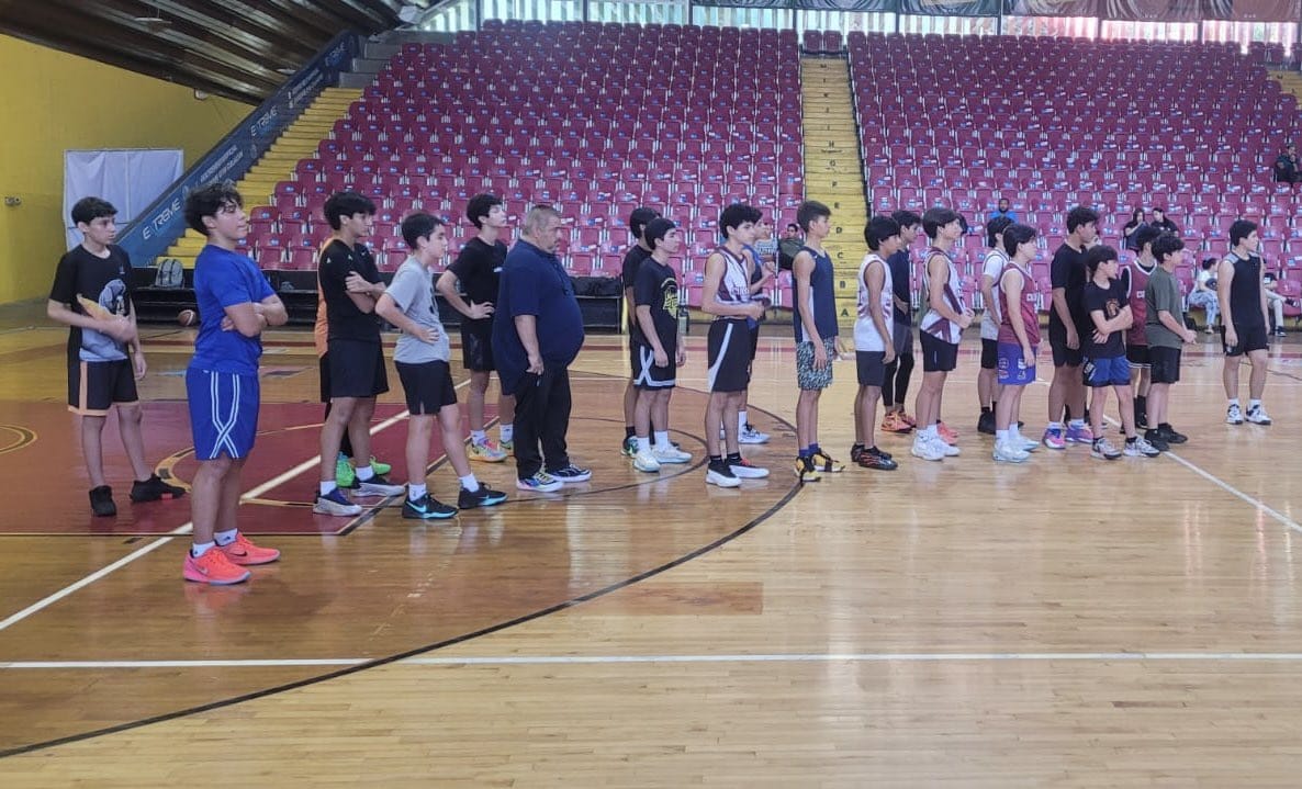 jóvenes en el Polideportivo Juan S Millán en tryout de Caballeros de Culiacán