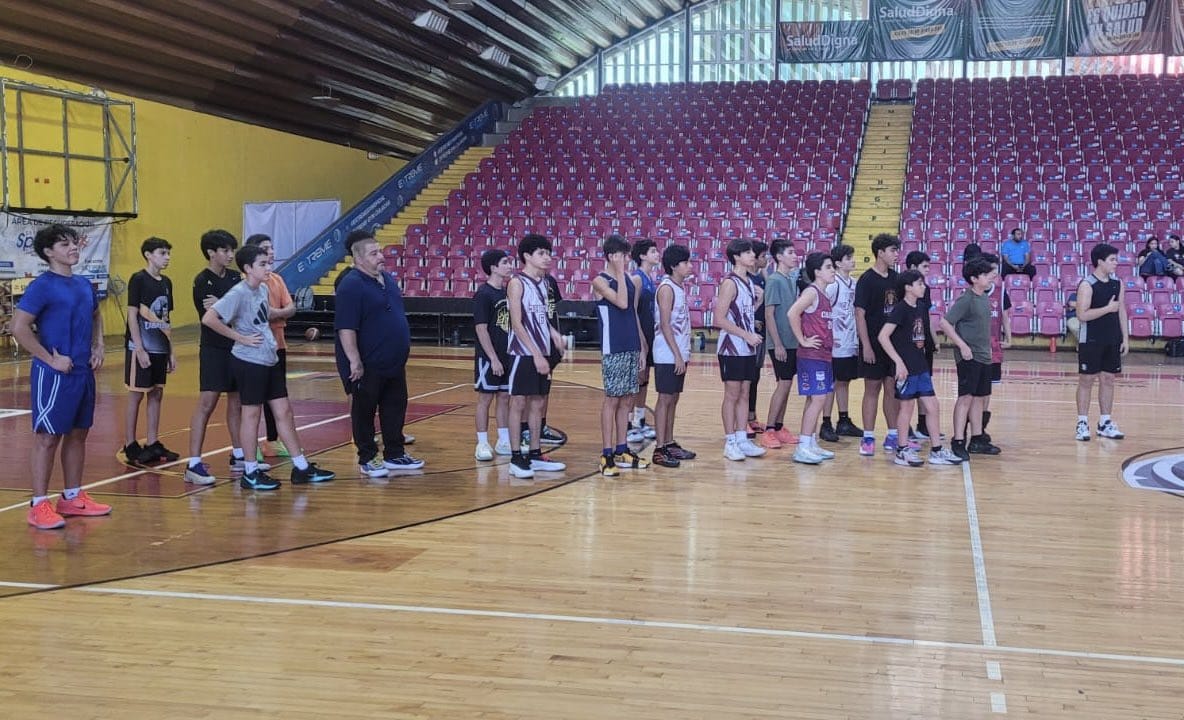jóvenes en el Polideportivo Juan S Millán en tryout de Caballeros de Culiacán