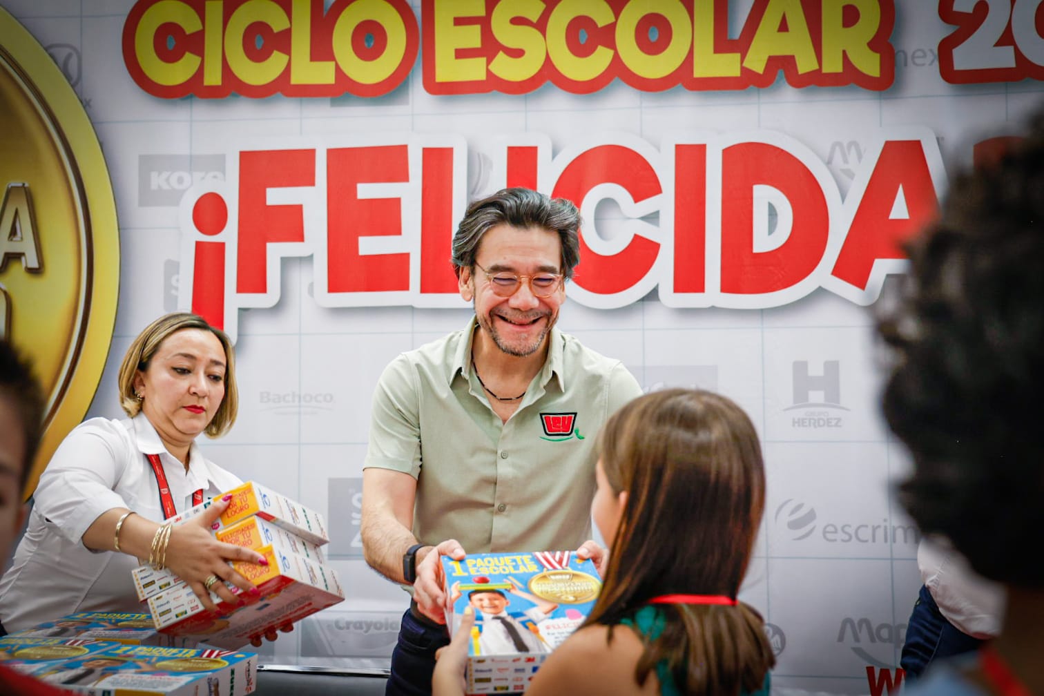 Casa Ley entrega útiles escolares en Culiacán