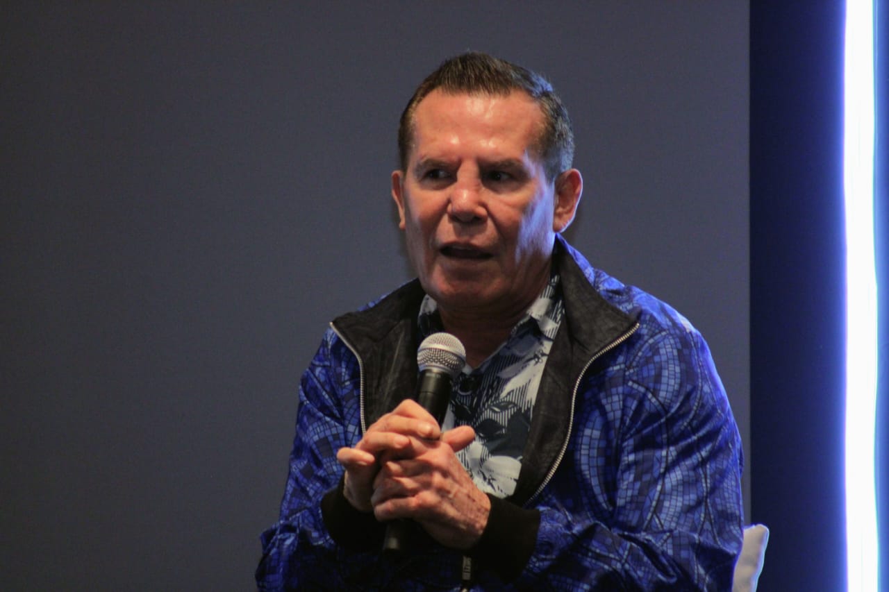 Julio César Chávez en evento de Grupo ARHE