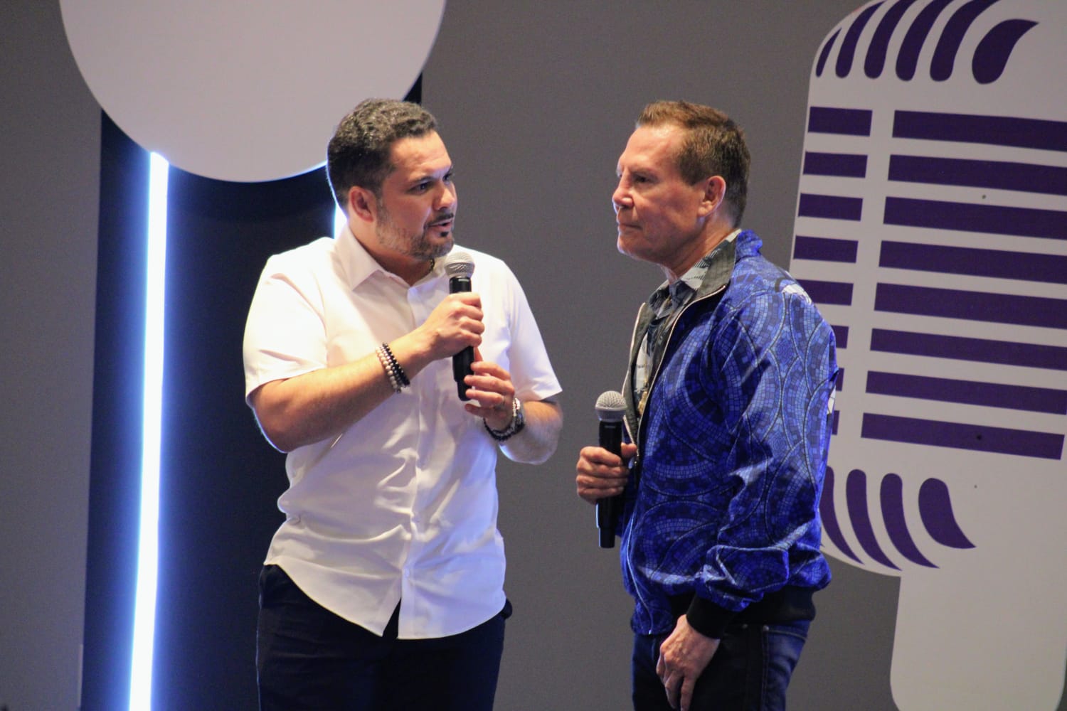 julio cesar chavez durante su platica en grupo arhe