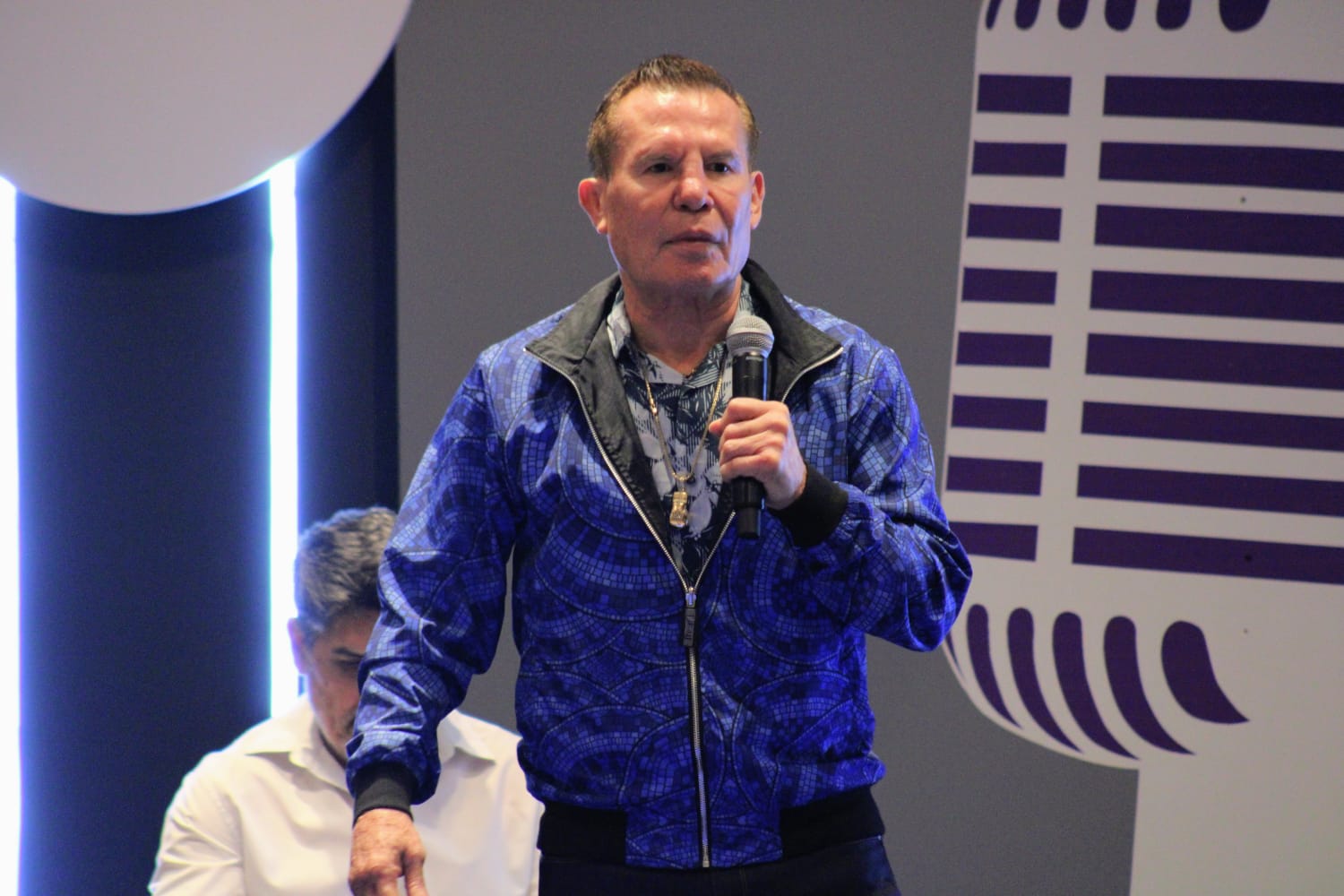 julio cesar chavez durante su platica en grupo arhe
