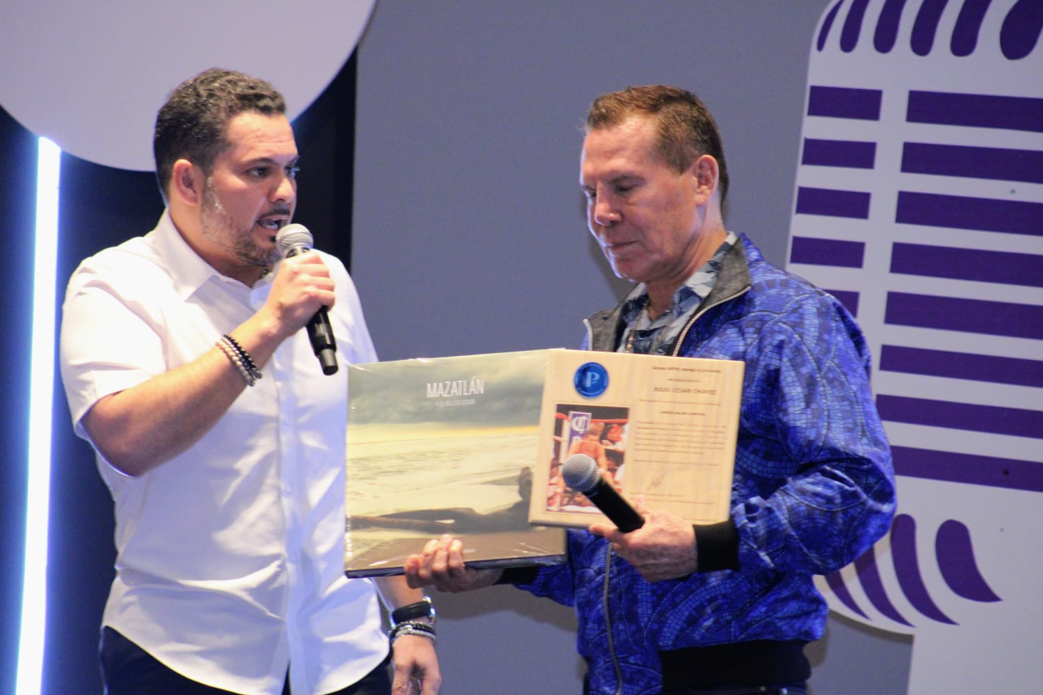 julio cesar chavez durante su platica en grupo arhe
