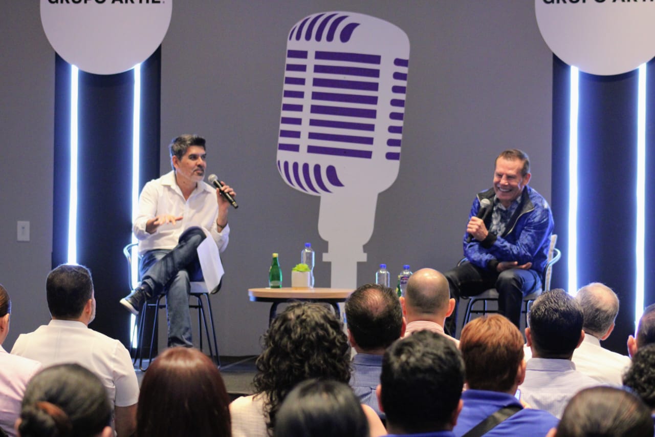 julio cesar chavez durante su platica en grupo arhe
