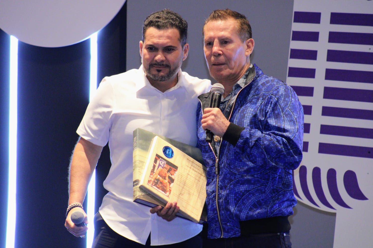 julio cesar chavez durante su platica en grupo arhe