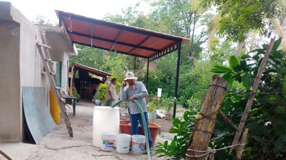 Abastece Jumapam con pipas a familias de Villa Unión y Caleritas ante desabasto de agua en zona rural de Mazatlán