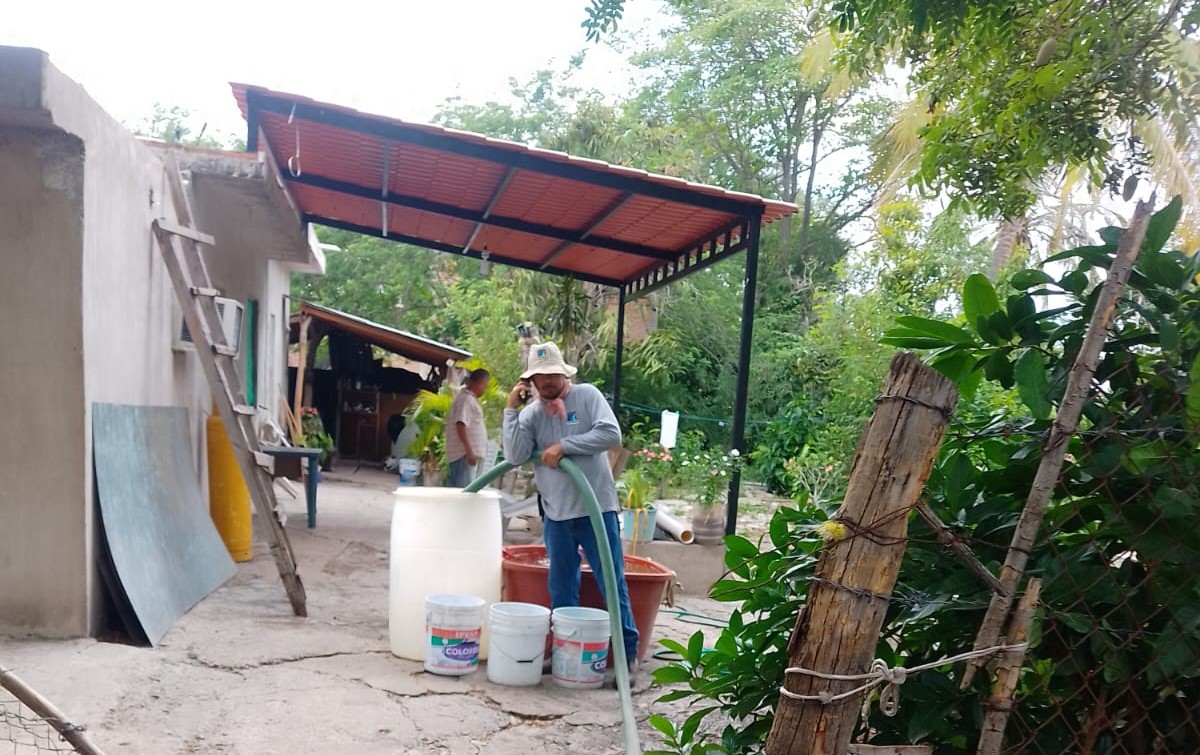 jumpam abastece con pipas a familia en zona rural