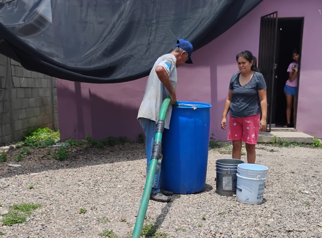 jumpam abastece con pipas a familia en zona rural