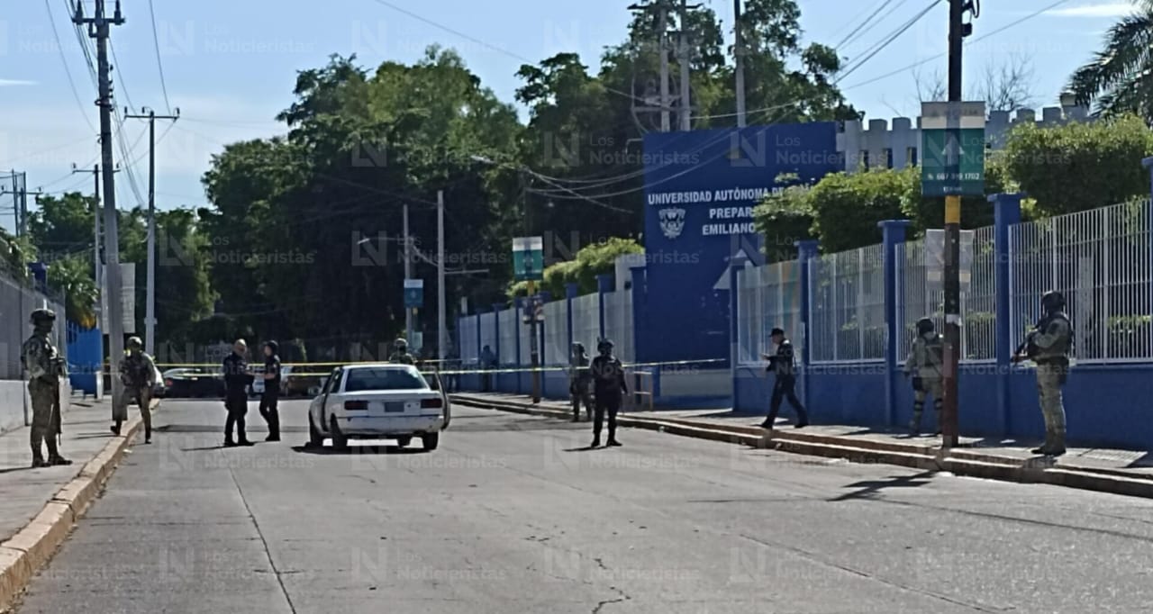justo frente a la preparatoria Zapata quedó el hombre asesinado en su auto