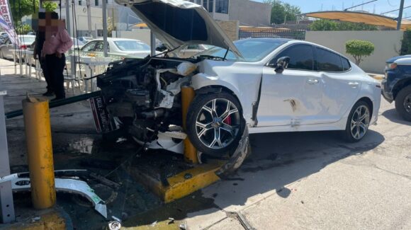 Vehículo se impacta contra negocio de nieves al registrarse un choque, en Guasave