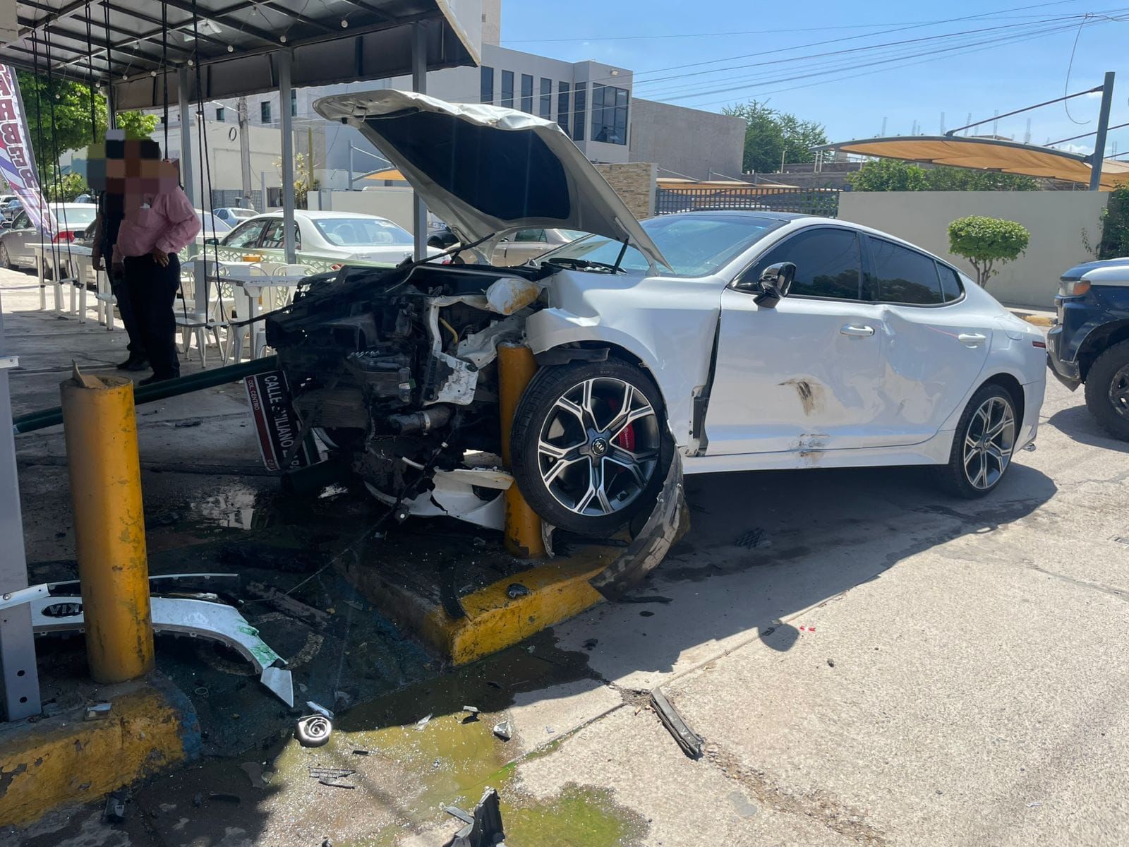 automóvil Kia, modelo 2020, color blanco se impacta contra negocio de nieves
