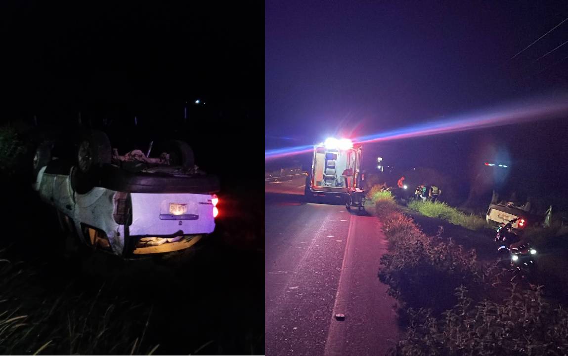 la camioneta quedo volcada a la orilla de la carretera