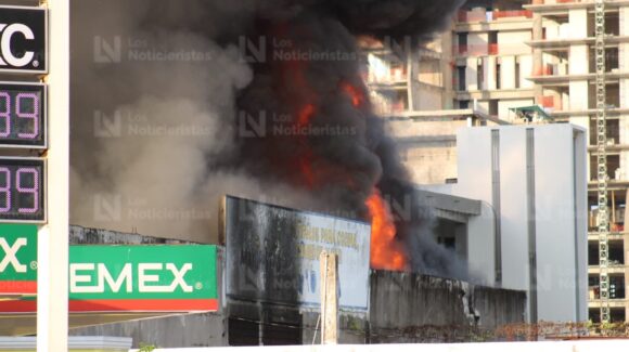 Incendio de gran magnitud en bodega de llantas moviliza a cuerpos de emergencia en Mazatlán