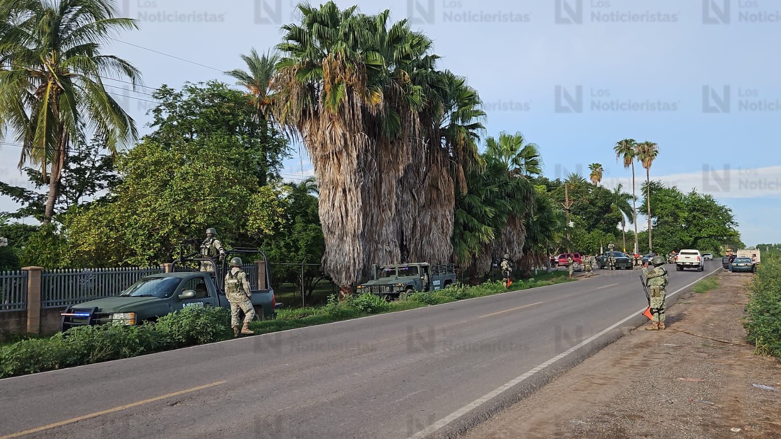 autoridades trabajan en la escena del crimen en navolato