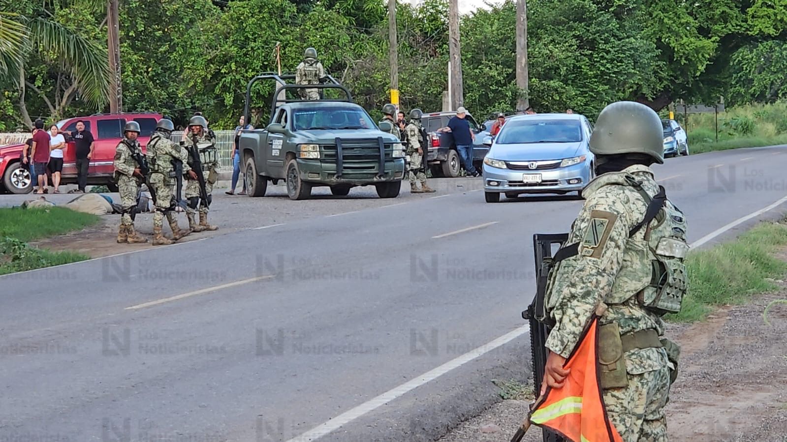 Militares en escena del crimen en Lo de Sauceda, Navolato