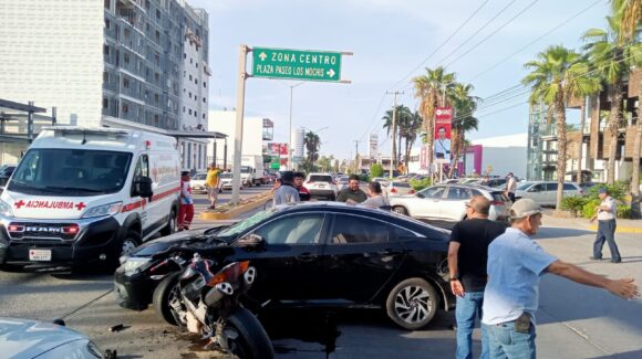 Motociclista resulta lesionado tras sufrir accidente a las afueras de una plaza comercial en Los Mochis