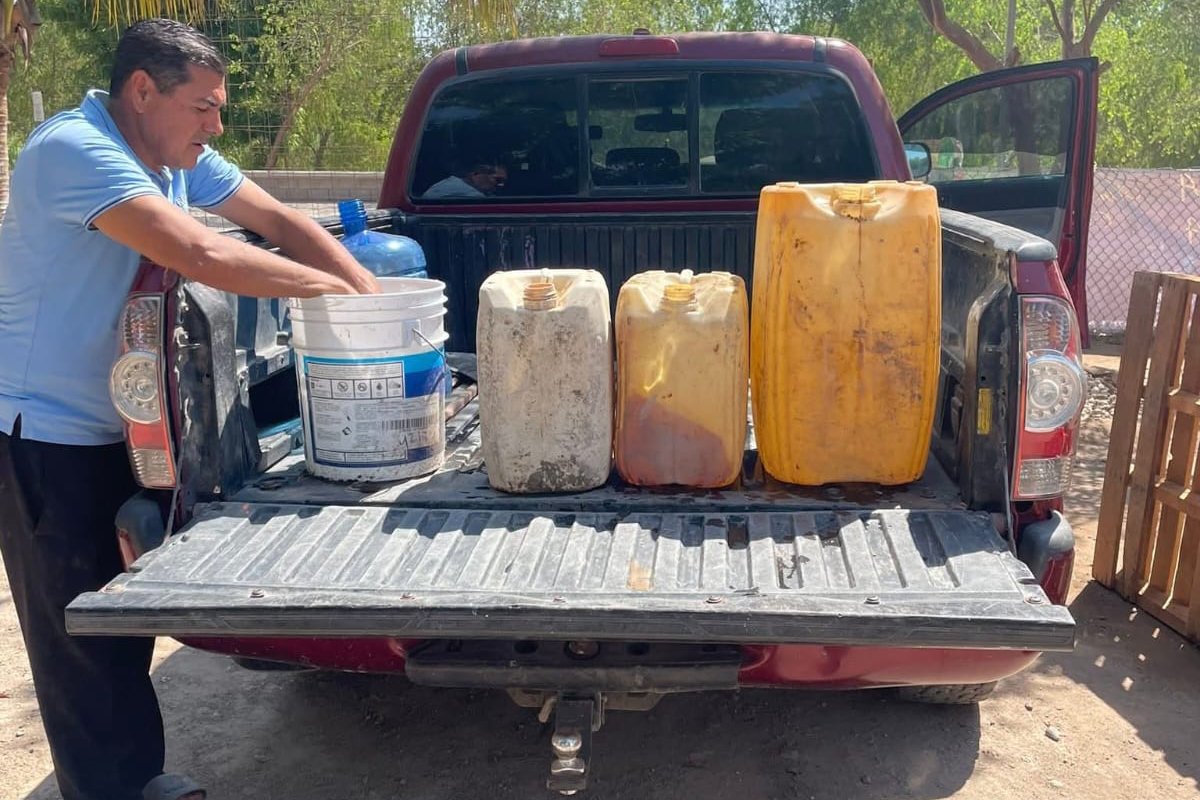 camioneta con bidones de agua