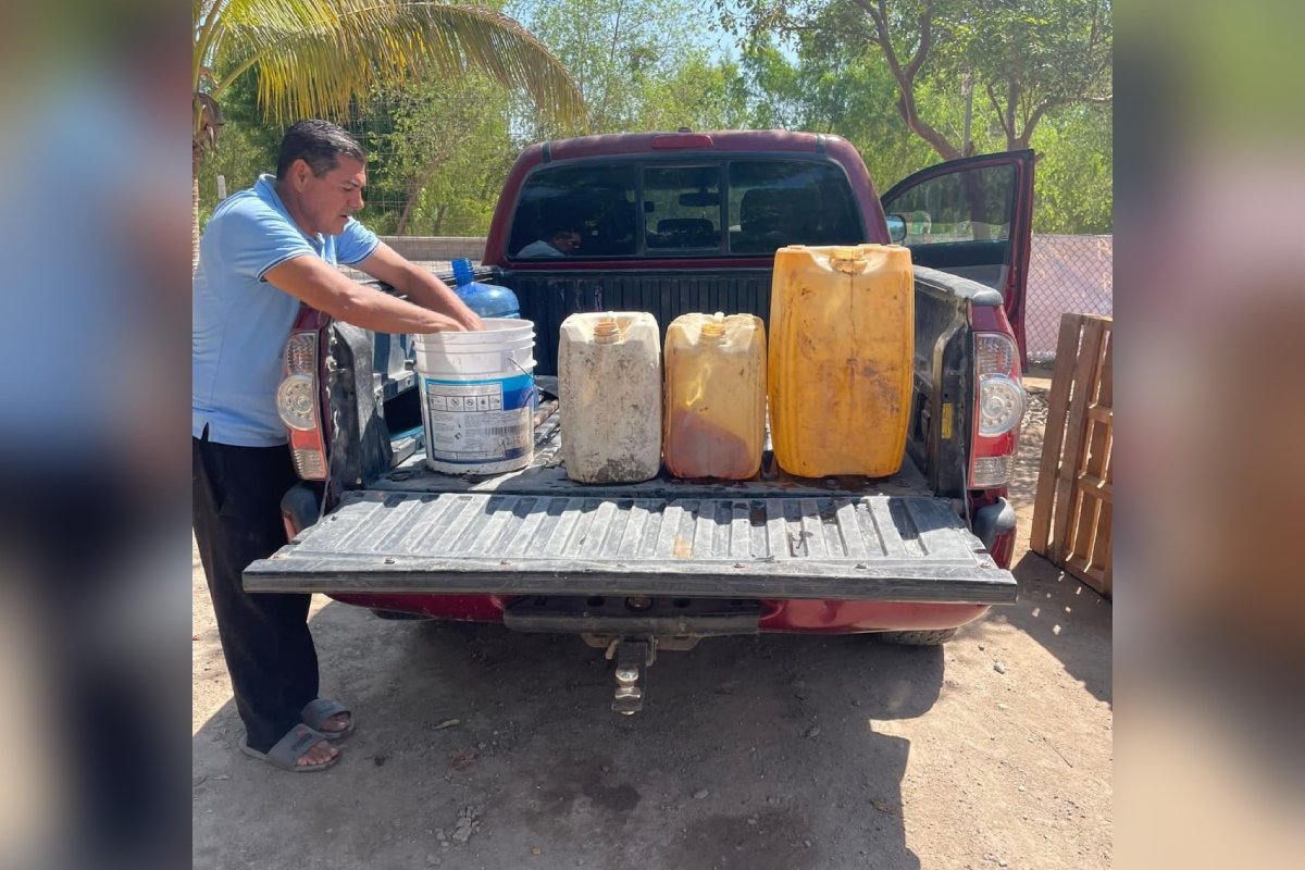 camioneta con bidones de agua