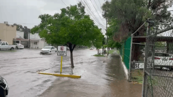 VIDEO: Cae aguacero sobre Los Mochis, trae fuertes rachas de viento
