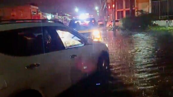 En Culiacán, Protección Civil rescata a dos mujeres que eran arrastradas en su auto por un arroyo