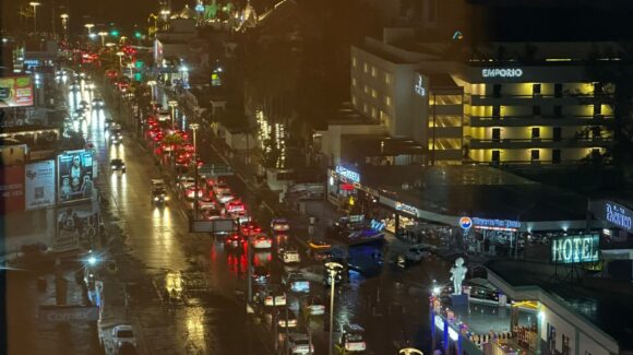 Lluvias moderadas refrescan la noche de este jueves en Mazatlán; pronóstico se cumple parcialmente