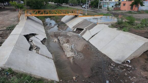 ¡Duró dos meses! Obra de puente peatonal de 1.49 mdp en Mazatlán queda arruinada tras las lluvias