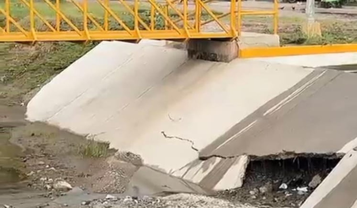 Lluvias en Mazatlán provocan colapso de losa bajo puente peatonal en Arboledas Invies