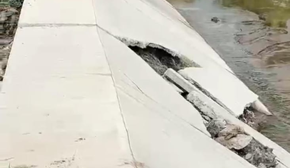 Lluvias en Mazatlán provocan colapso de losa bajo puente peatonal en Arboledas Invies