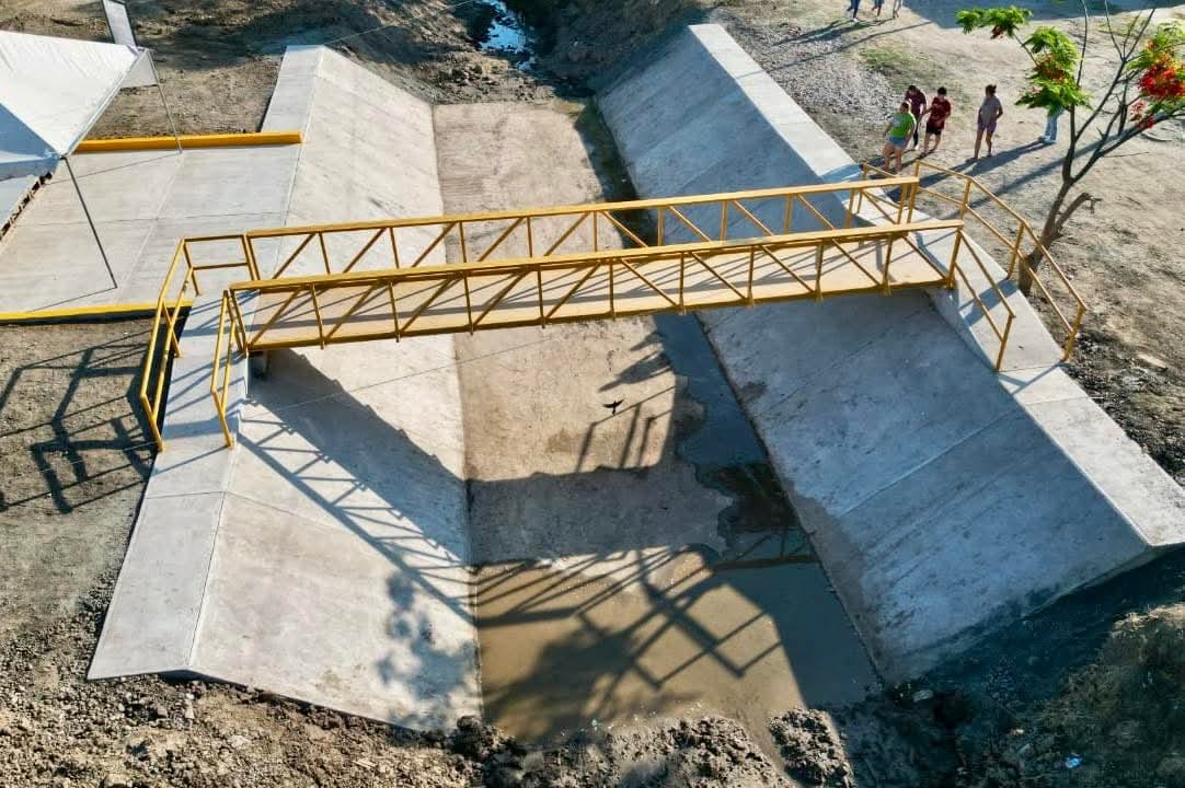 Lluvias en Mazatlán provocan colapso de losa bajo puente peatonal en Arboledas Invies