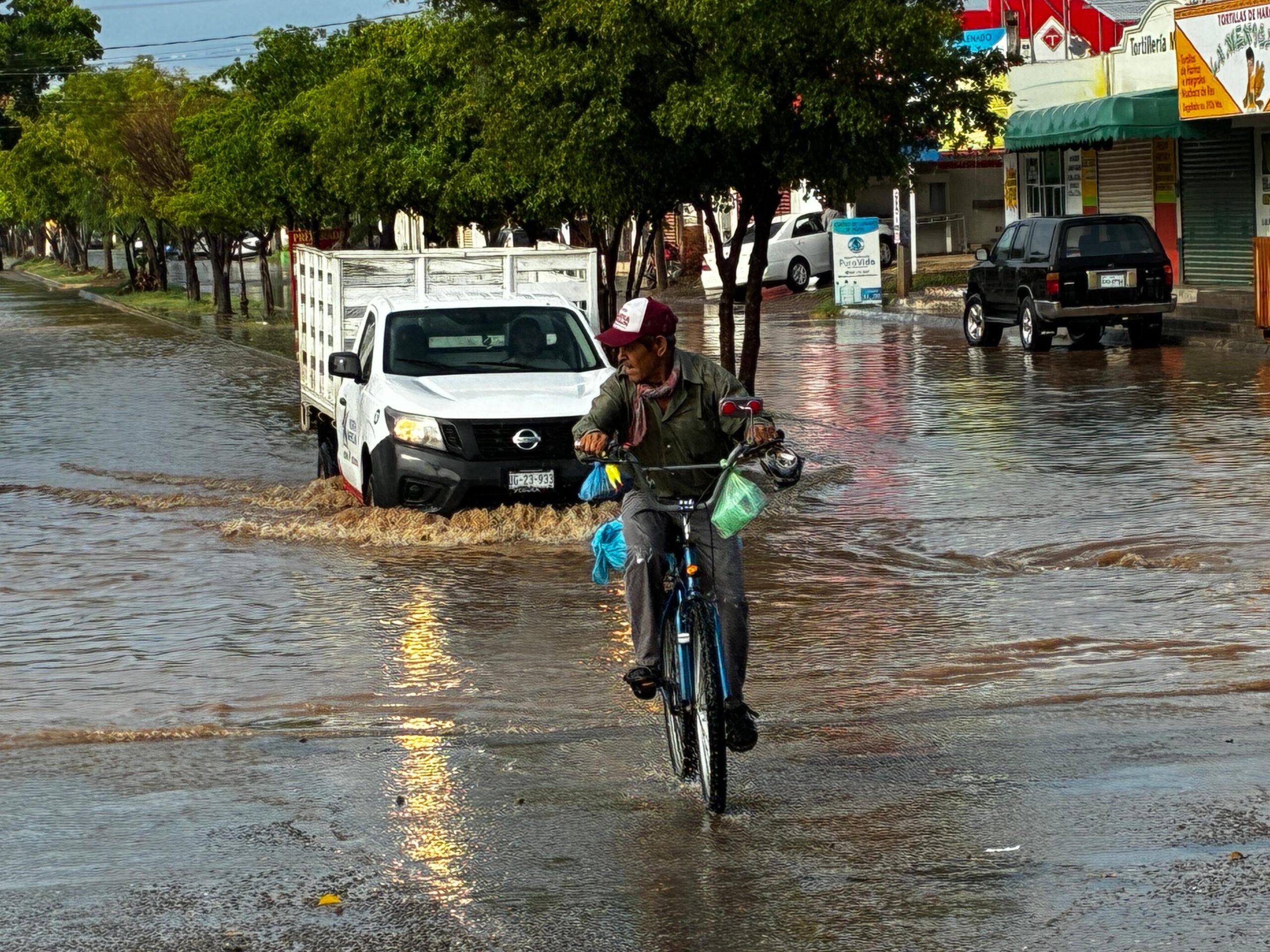 lluvias provocan leves inundaciones en colonias de Los Mochis