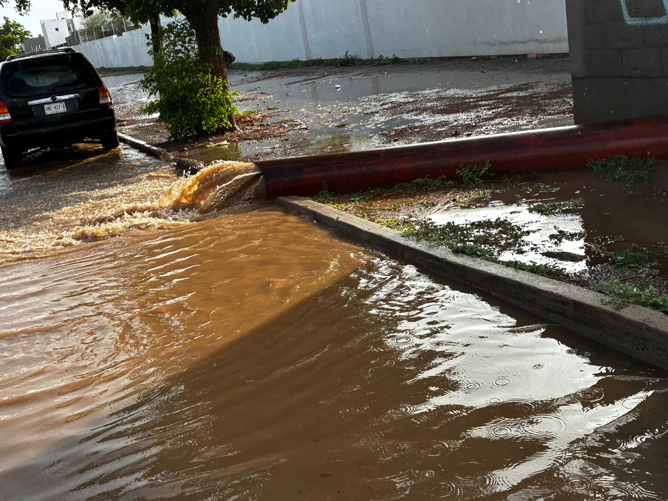 lluvias provocan leves inundaciones en colonias de Los Mochis