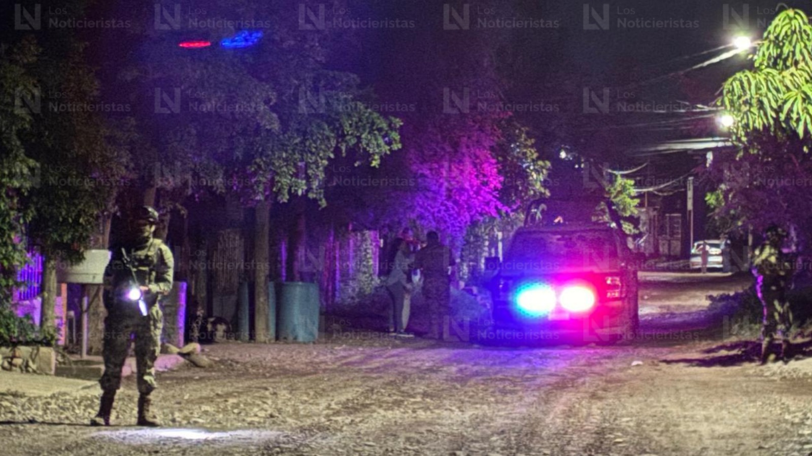 Elementos de la Marina resguardan el lugar donde un hombre fue encontrado sin vida en El Diez, Culiacán