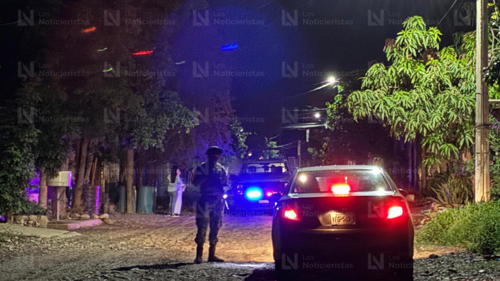 Elementos de la Marina resguardan el lugar donde un hombre fue encontrado sin vida en El Diez, Culiacán
