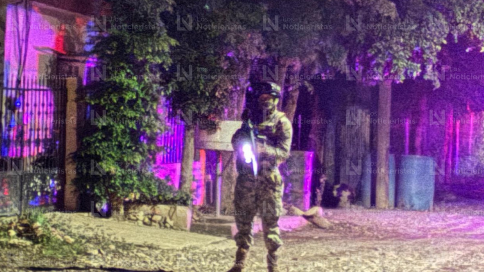 Elementos de la Marina resguardan el lugar donde un hombre fue encontrado sin vida en El Diez, Culiacán