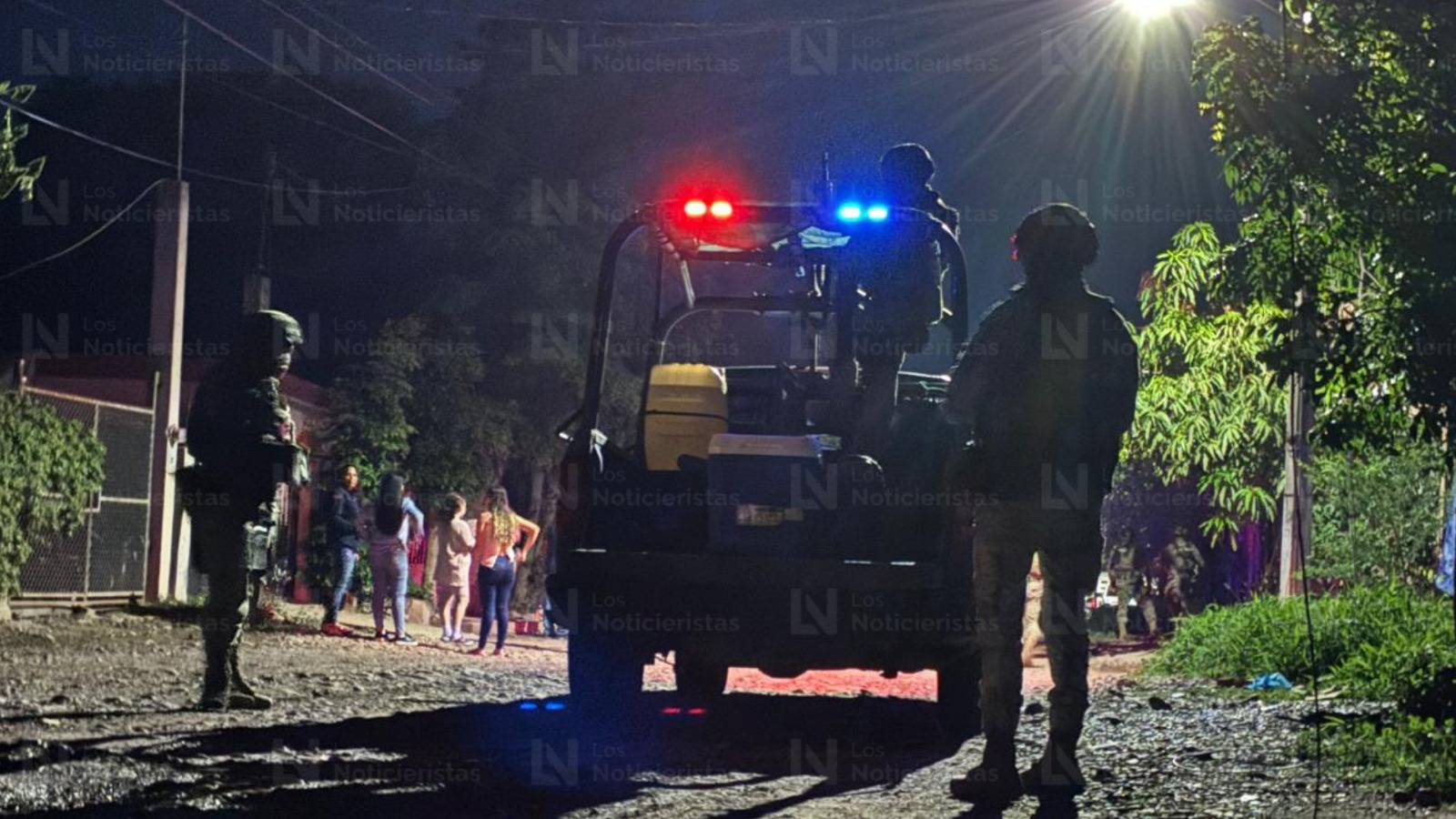 Elementos de la Marina resguardan el lugar donde un hombre fue encontrado sin vida en El Diez, Culiacán