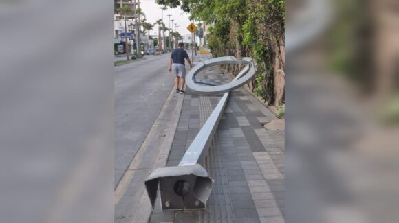 Camioneta derriba luminaria en plena Zona Dorada de Mazatlán; conductor se da a la fuga