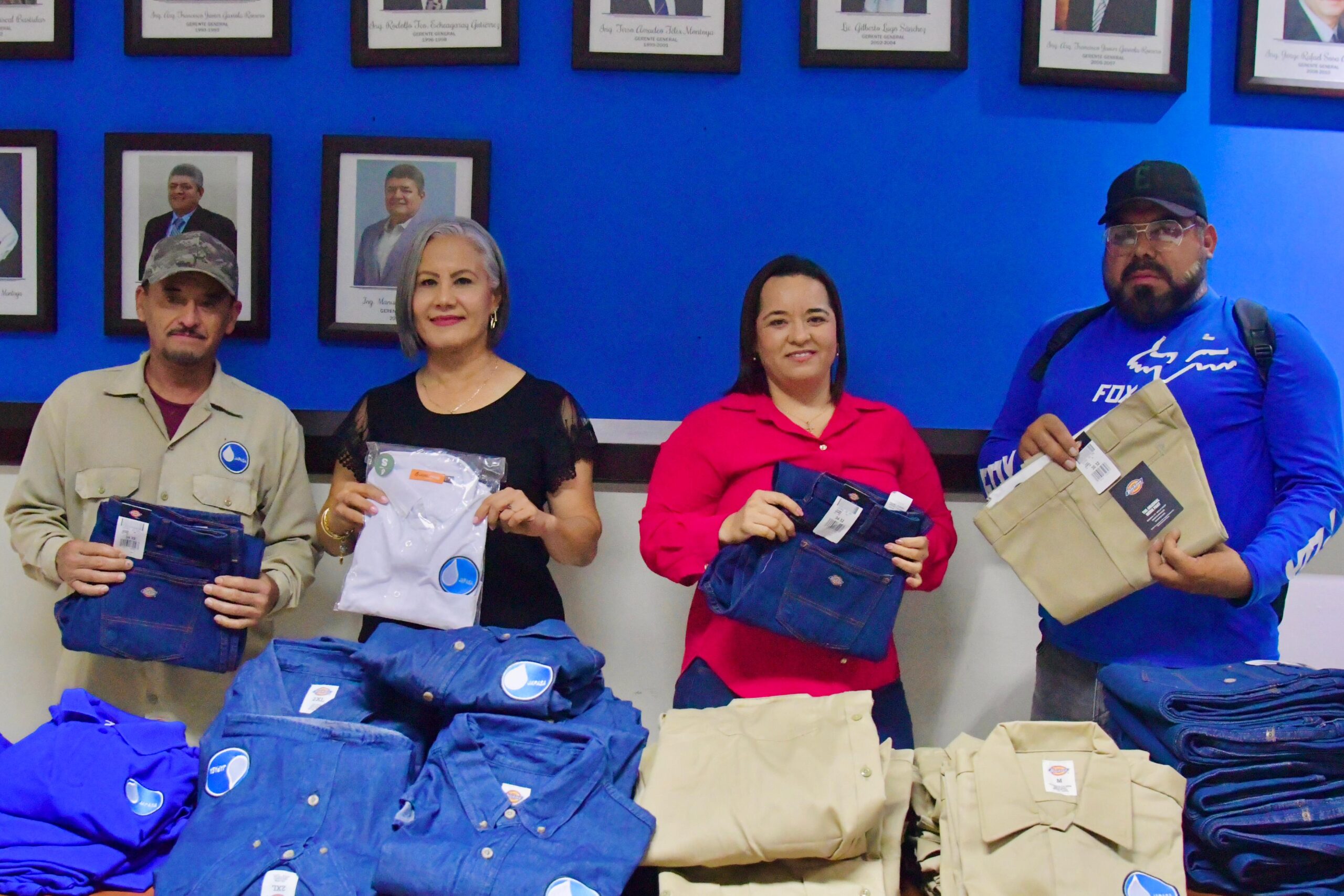 Lupita López Gonzales entrega uniformes a personal de Japasa