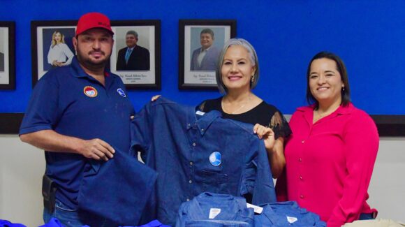 Entrega alcaldesa uniformes al personal sindicalizado de la Junta de Agua Potable de Salvador Alvarado