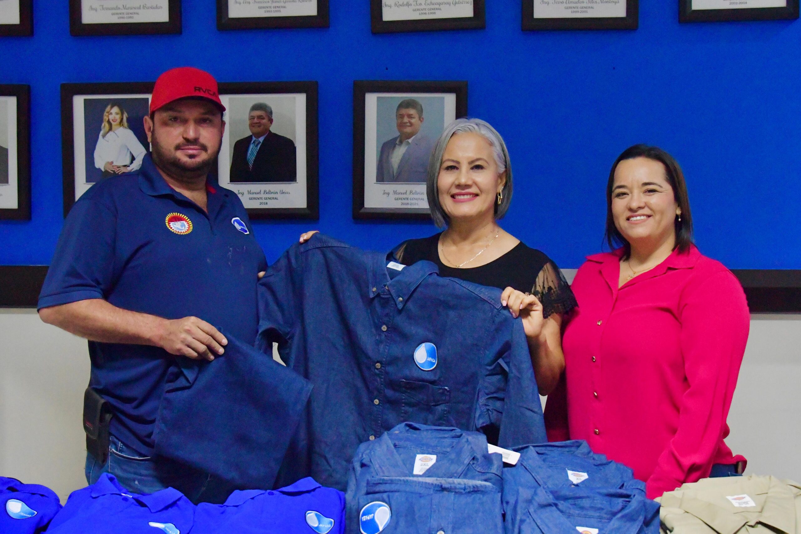 Lupita López Gonzales entrega uniformes a personal de Japasa