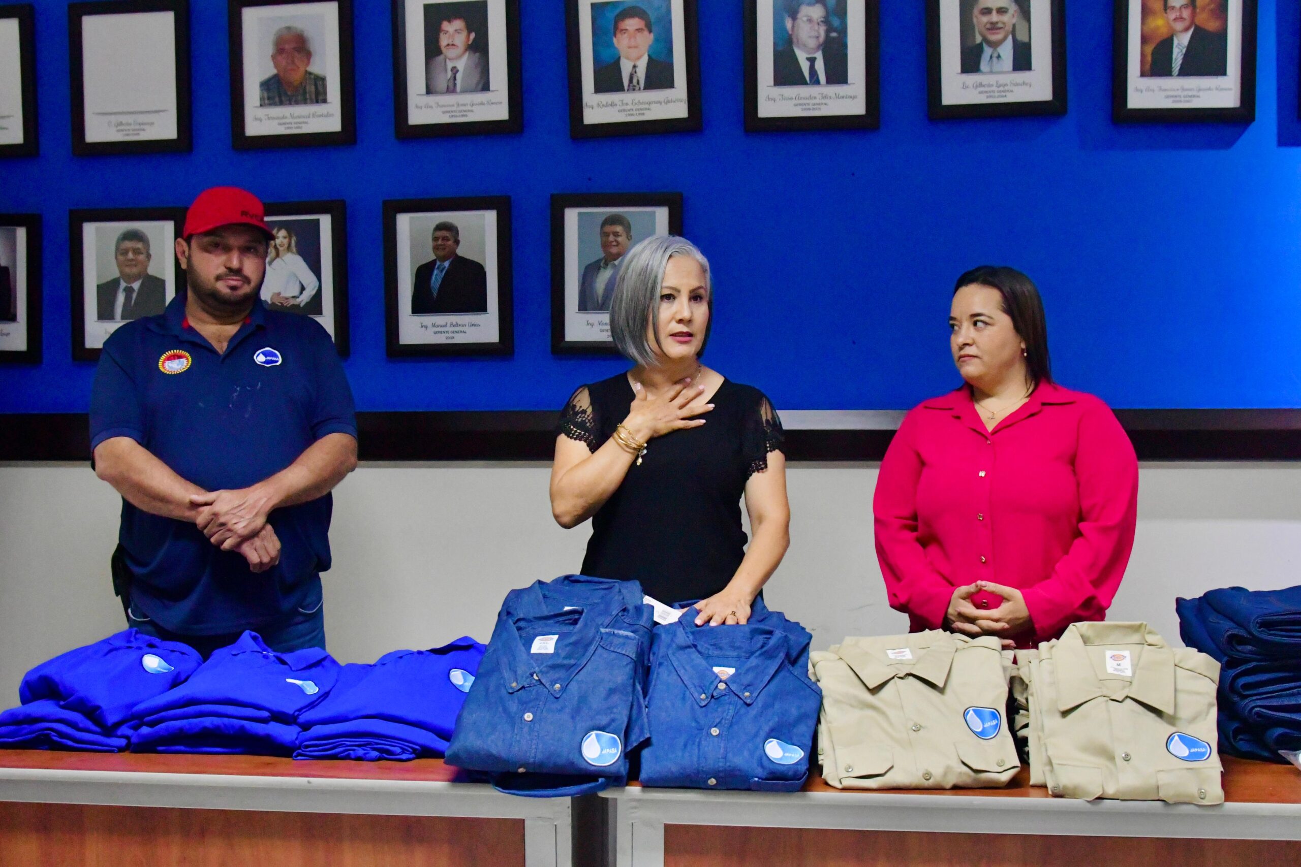 Lupita López Gonzales entrega uniformes a personal de Japasa