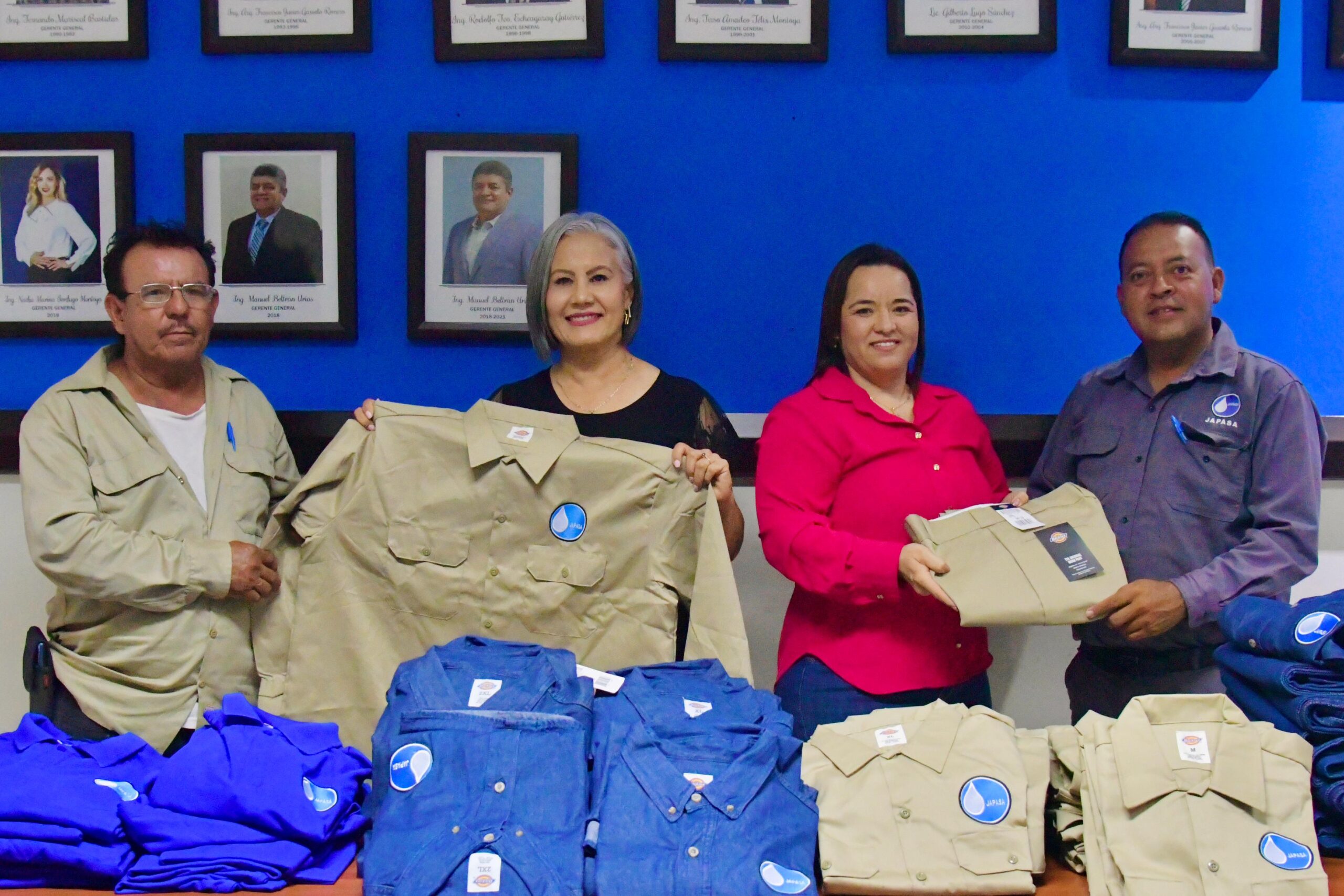 Lupita López Gonzales entrega uniformes a personal de Japasa